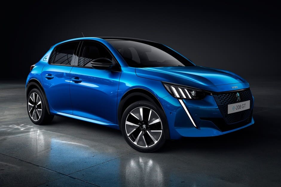 Debutto della nuova e-208 alla Casa Peugeot di Milano