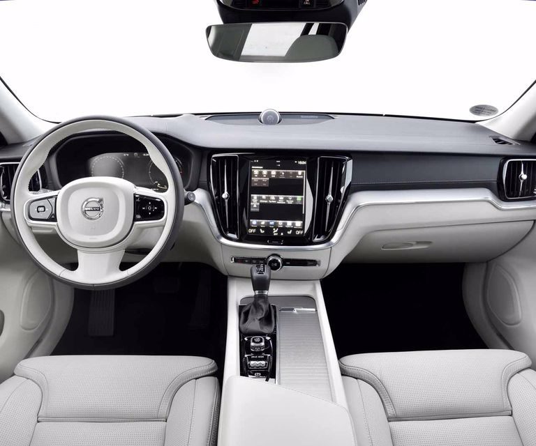 VOLVO V60 CROSS COUNTRY B4 AWD GEARTRONIC BUSINESS PRO a noleggio